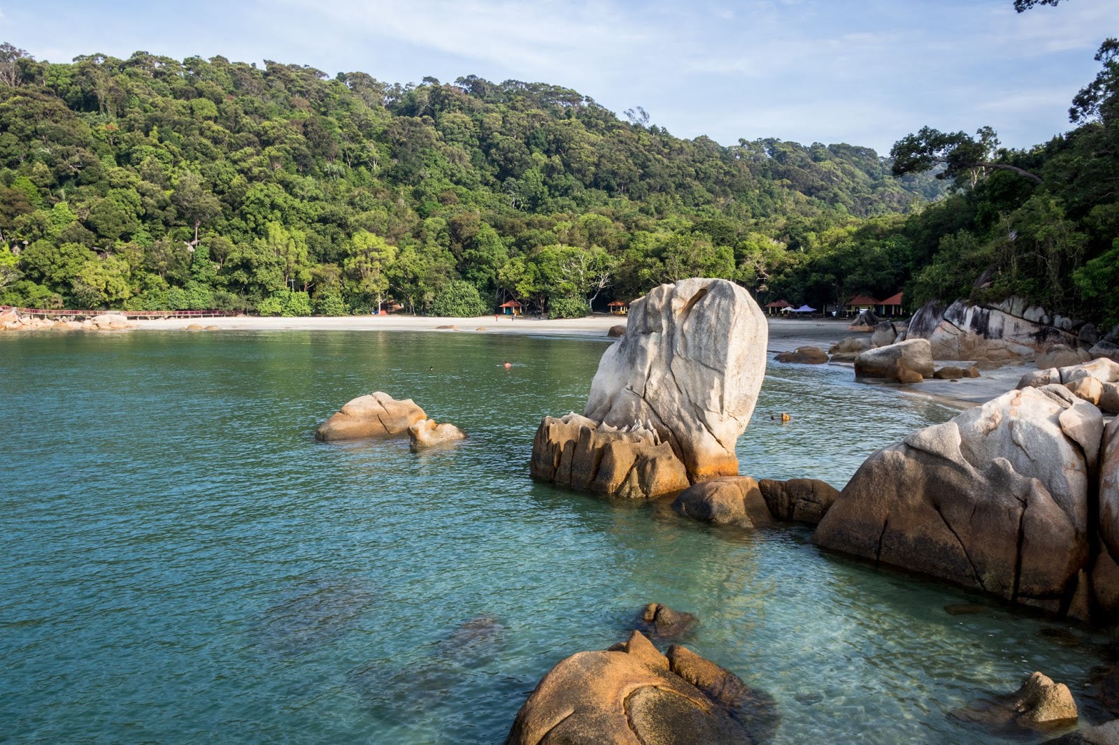 Foto av Teluk Tongkang Beach med turkos rent vatten yta