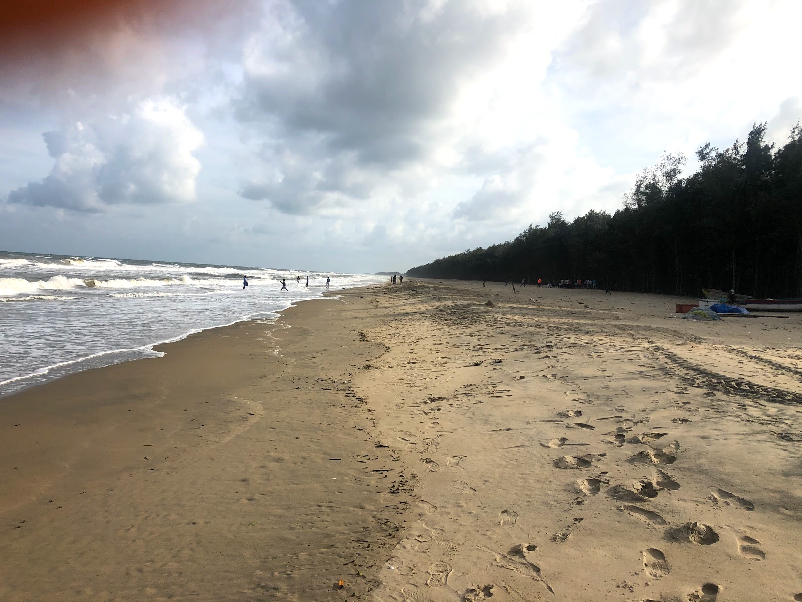 Photo de Koozhaiyar Beach avec un niveau de propreté de partiellement propre