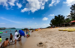 Photo de Koto Kon Beach avec rivage droit, long