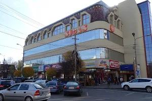 Complex Comercial Șugaș image