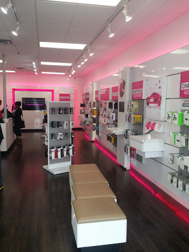 Cell Phone Store «T-Mobile», reviews and photos, 854 Cleveland Ave Suite 900, East Point, GA 30344, USA