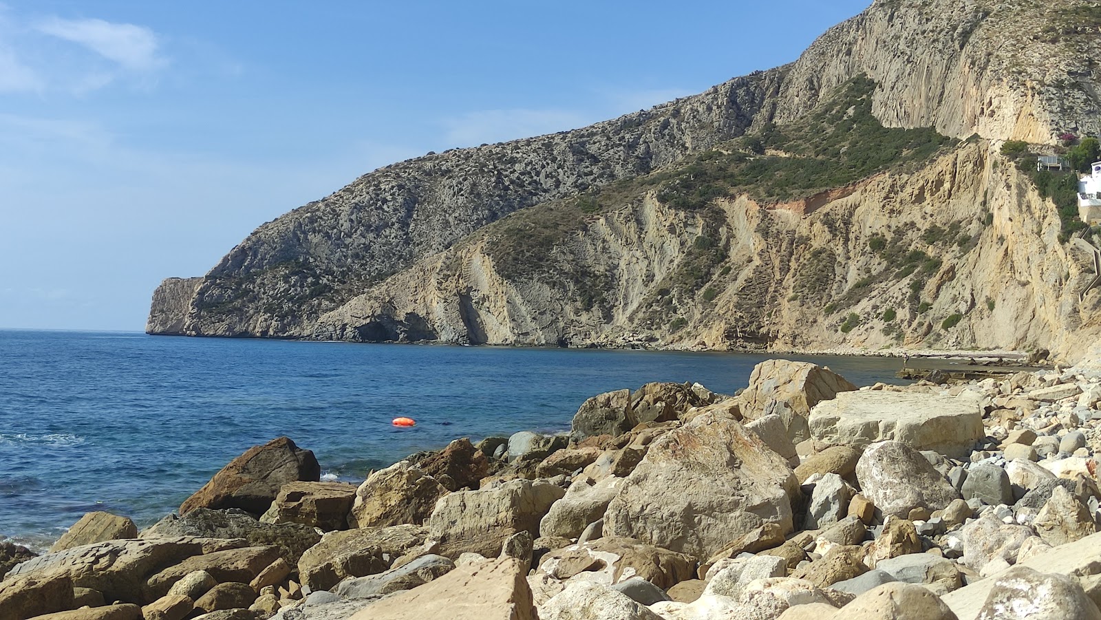 Fotografie cu Cala Les Urques sprijinit de stânci