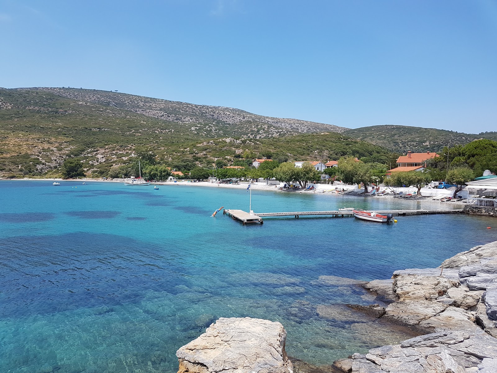 Foto di Vathi beach con una superficie del ciottoli beige