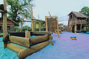 Plac Zabaw z kolorowym piaskiem image