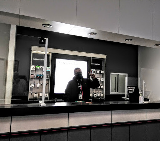 Cell Phone Store «Verizon», reviews and photos, 6432 Springfield Blvd, Springfield, VA 22150, USA