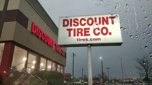 Tire Shop «Discount Tire Store - Aurora, IL», reviews and photos, 2445 Augusta Way, Aurora, IL 60506, USA