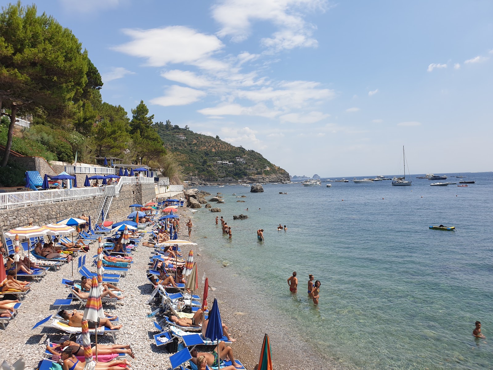Spiaggia dei Tedeschi'in fotoğrafı düz bir kıyı şeridi ile birlikte