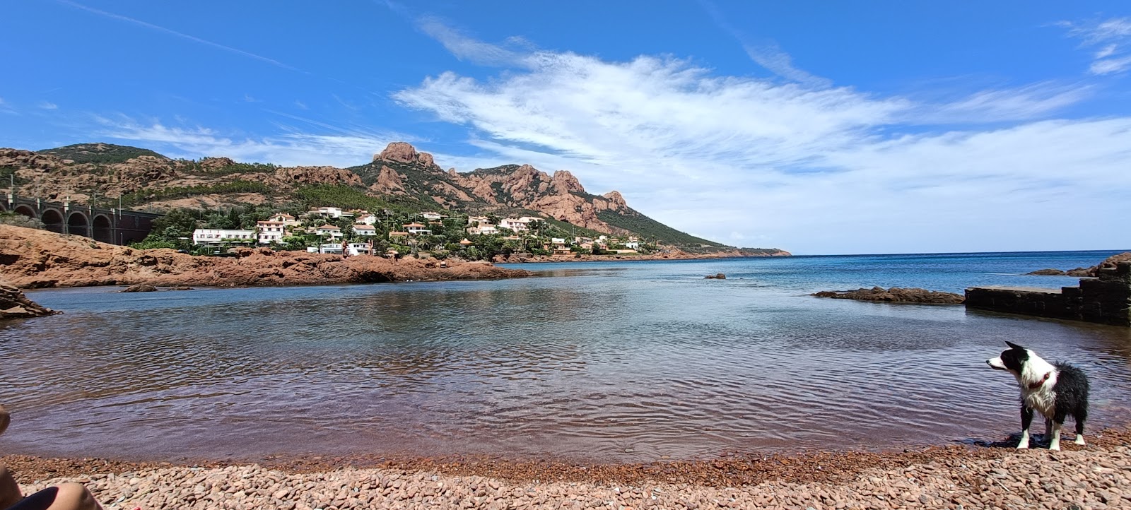Foto von Plage de Moris umgeben von Bergen