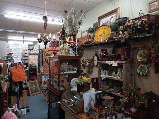Grand Oaks Antiques & Gifts