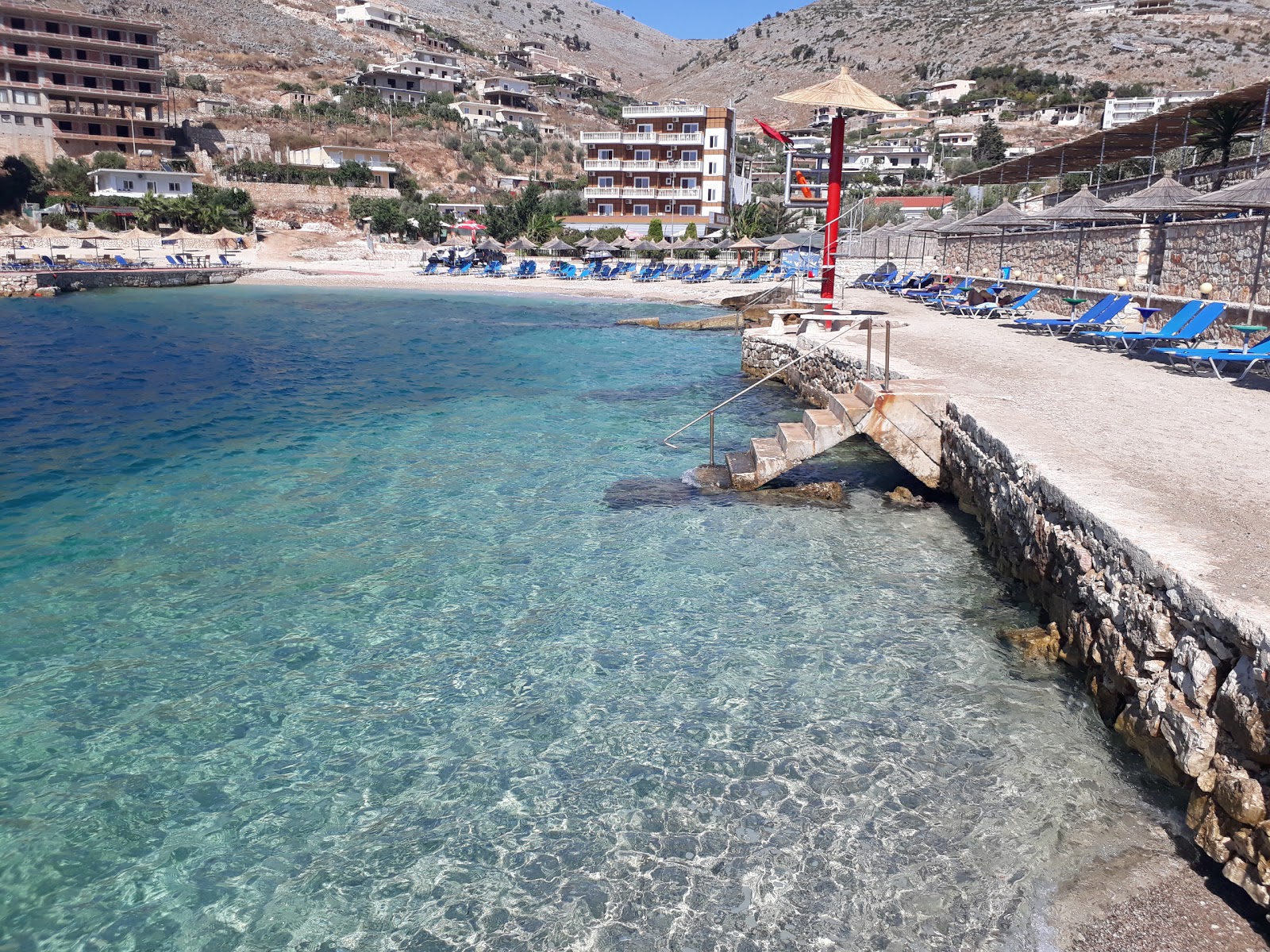Saranda beach II的照片 带有米色沙子与卵石表面