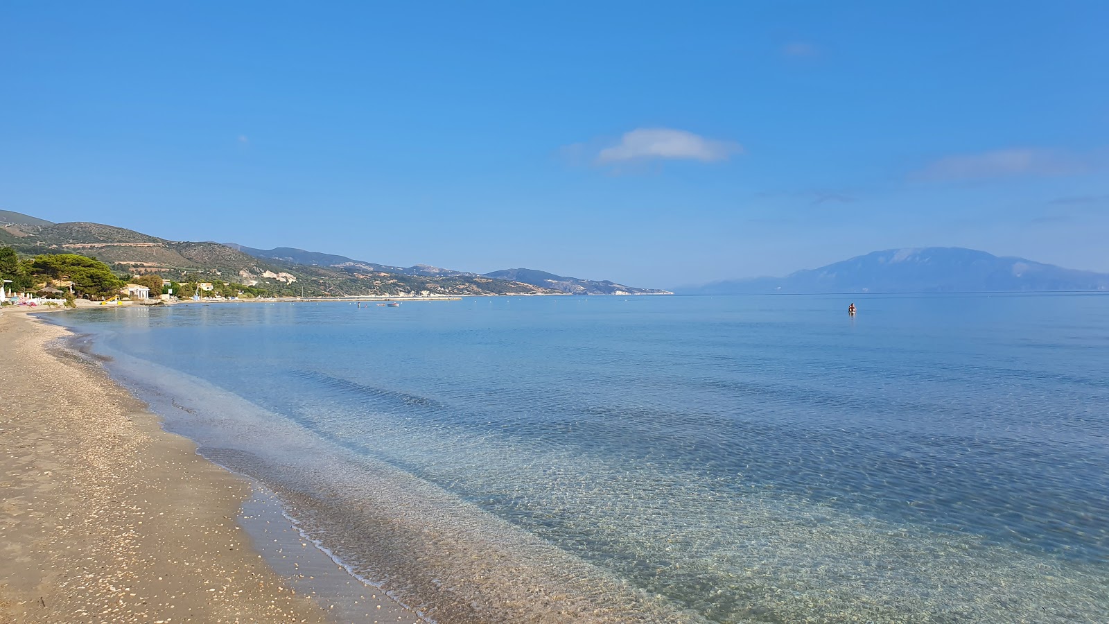 Foto di Spiaggia di Alykes con una superficie del sabbia scura