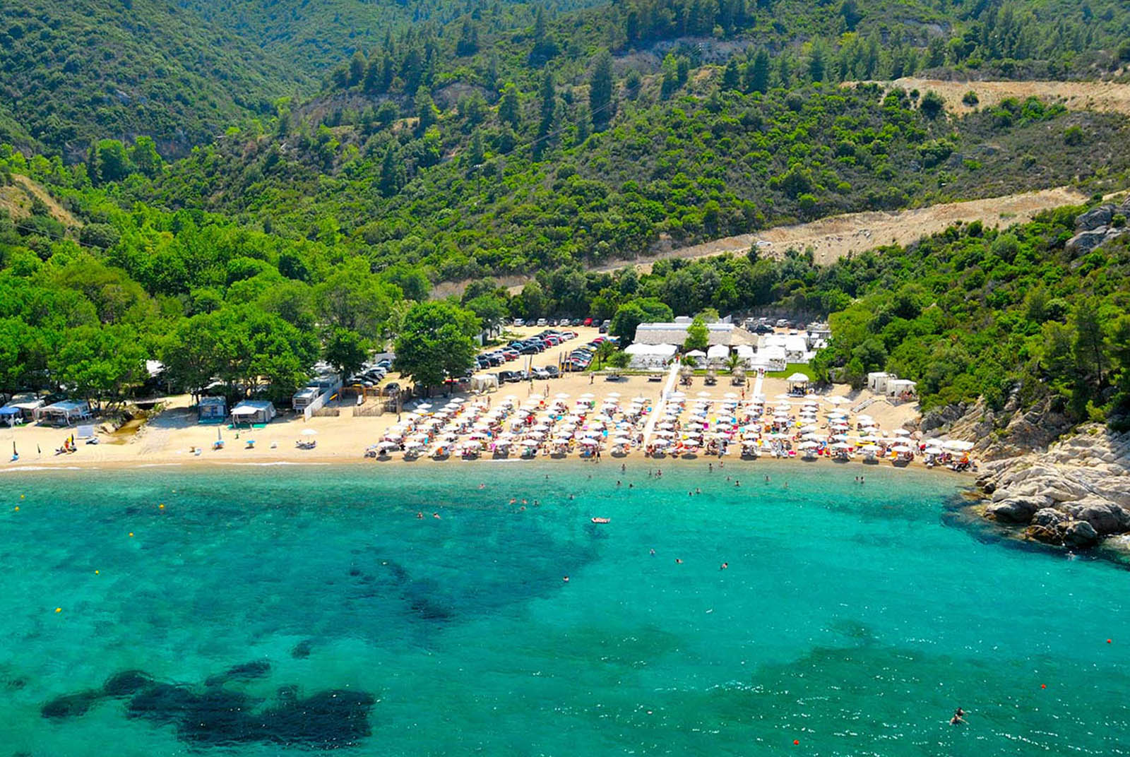 Oneiro Akti Plajı'in fotoğrafı uçurumlarla desteklenmiş