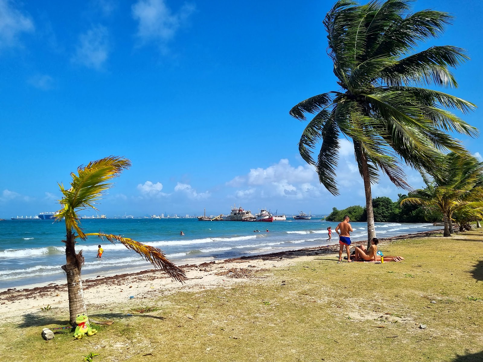 Foto van Fort Sherman Beach met turquoise puur water oppervlakte