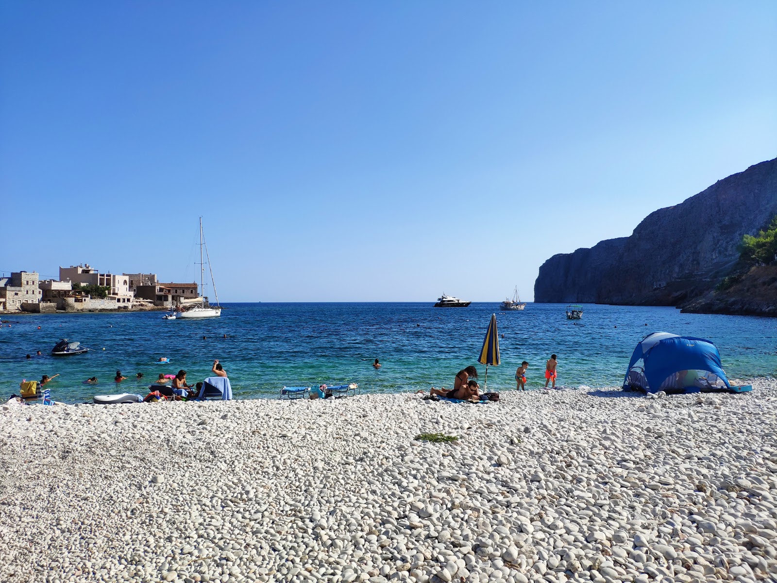 Gerolimenas beach'in fotoğrafı ve yerleşim