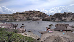 Foto di Torre Argentina beach sorretto da scogliere