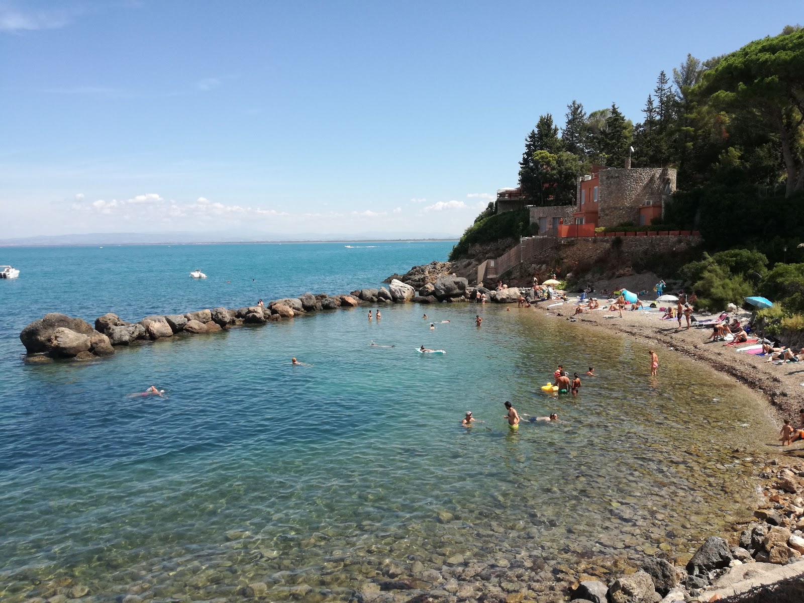 Spiaggia della Bionda的照片 带有灰色沙和岩石表面