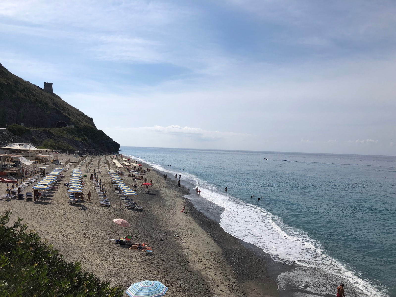 Spiaggia del Troncone'in fotoğrafı geniş bir kıyı şeridi ile birlikte