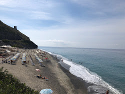 Spiaggia del Troncone'in fotoğrafı geniş bir kıyı şeridi ile birlikte