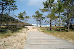 Photo de Playa de Esteiro protégé par des falaises