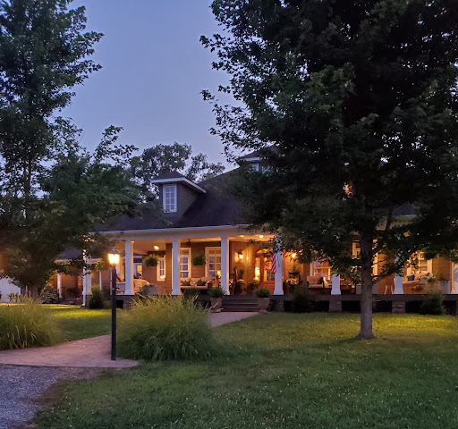 The Farmhouse Inn, 108 W Swan St, Centerville, TN 37033, USA, 