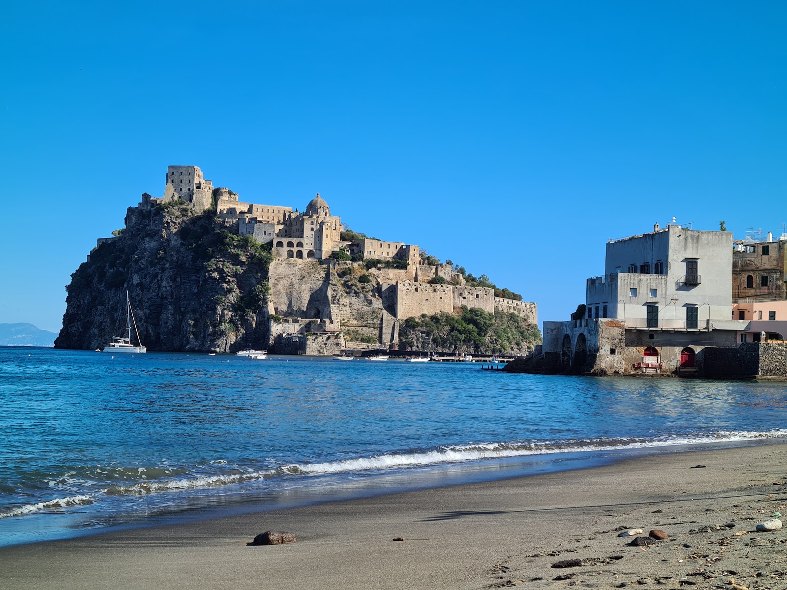 Fotografija Miramare e Castello z svetel pesek površino
