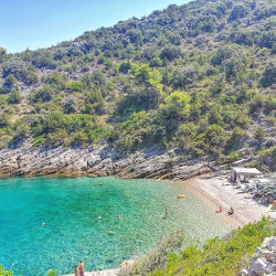 Zecja beach'in fotoğrafı dağlarla çevrili