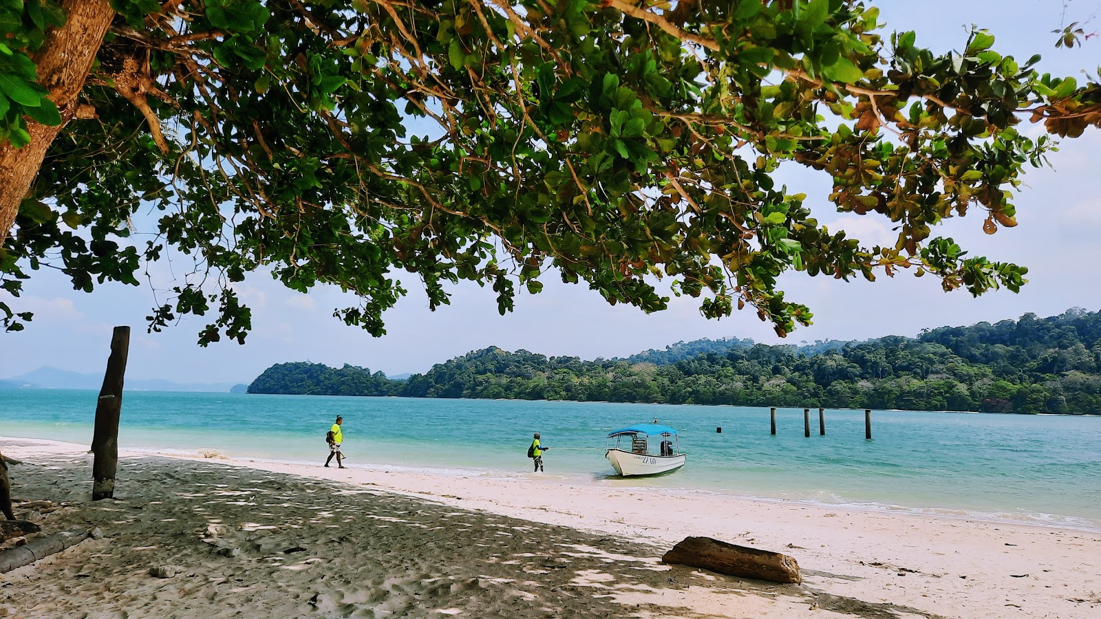 Foto de Beras Basah Beach - lugar popular entre los conocedores del relax