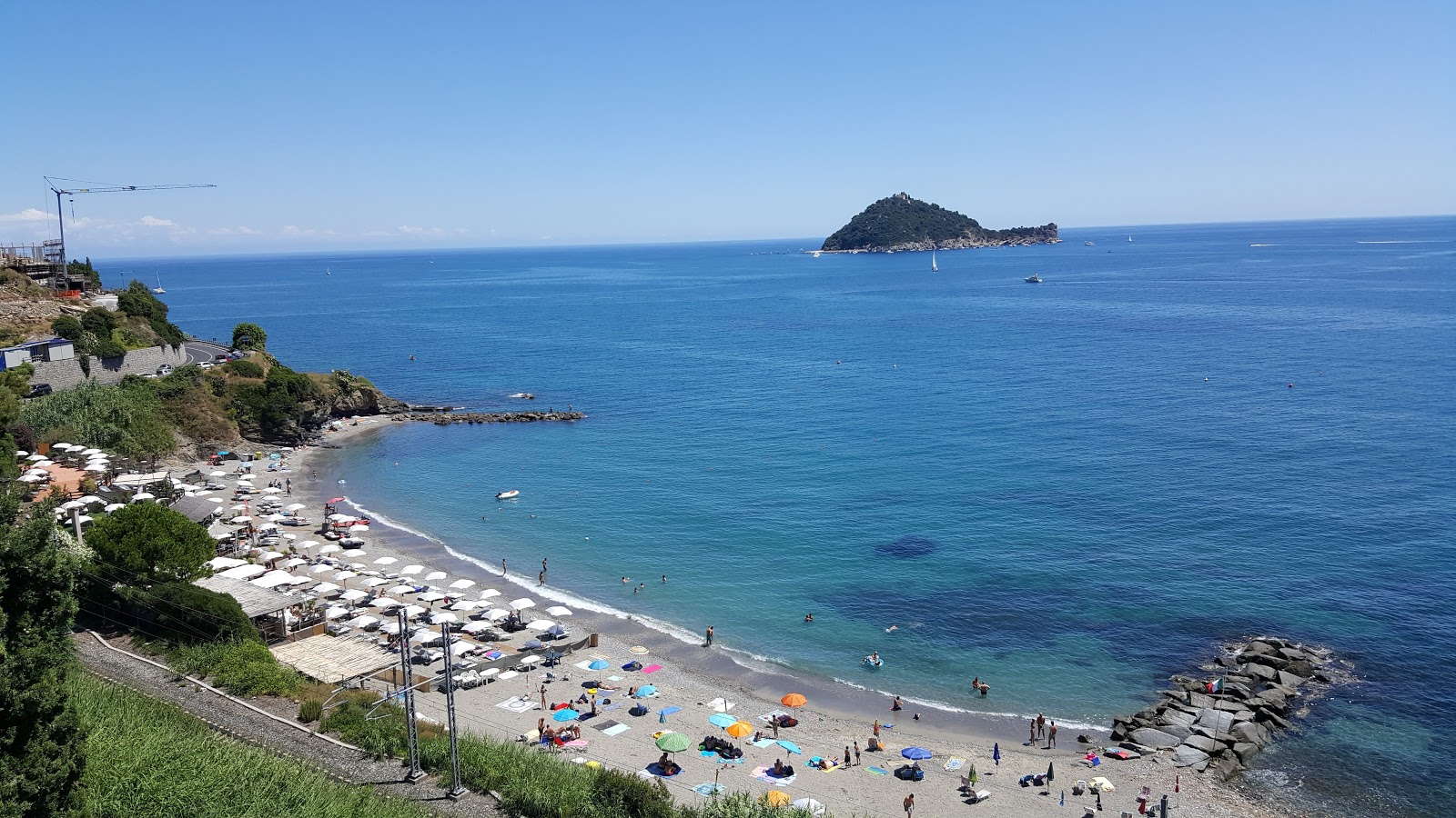 Spiaggia libera Alassio的照片 带有灰砂和卵石表面