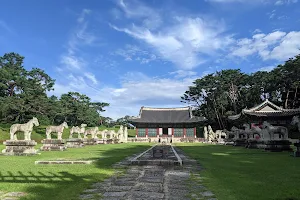 Hongneung and Yureung Royal Tombs image