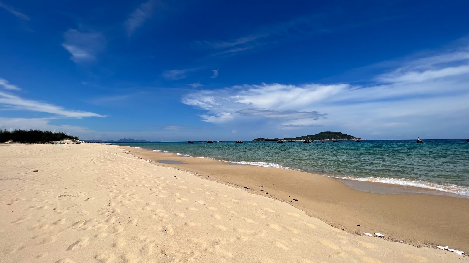 Fotografija An Hai Beach z svetel fin pesek površino