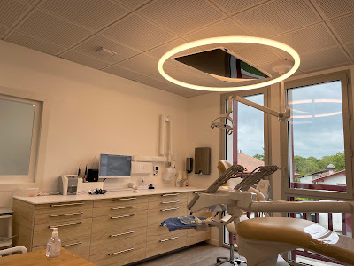 Dr Nicolas Labarbarie, Arcangues, Implantologie/Parodontologie/Blanchiment/ Soins/Injection Acide Hyaluronique/Soins/Urgence à Arcangues