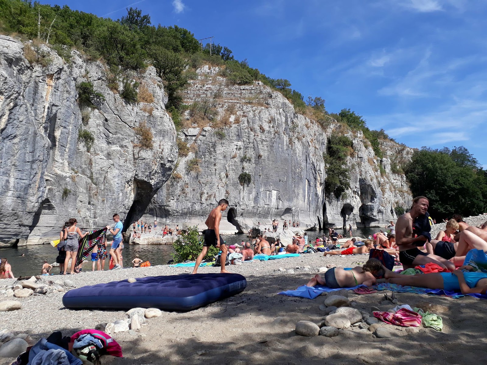 Plage Casteljau'in fotoğrafı dağlarla çevrili