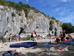 Plage Casteljau'in fotoğrafı dağlarla çevrili