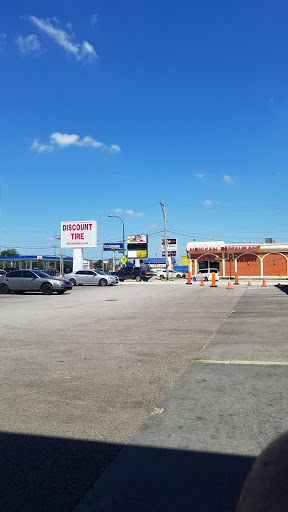 Tire Shop «Discount Tire Store - Oak Lawn, IL», reviews and photos, 6635 95th St, Oak Lawn, IL 60453, USA