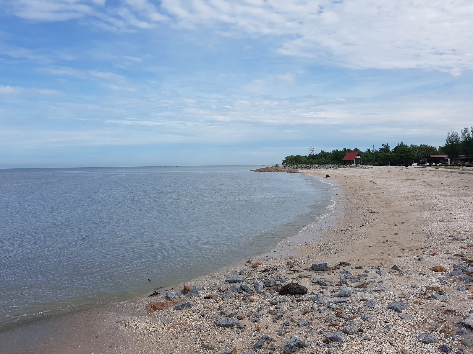 Foto av Redang Sekinchan Beach med kevyt hiekka ja kivi yta