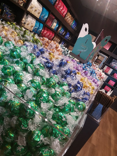 Shopping Mall «Lee Premium Outlets», reviews and photos, 17 Premium Outlet Blvd, Lee, MA 01238, USA