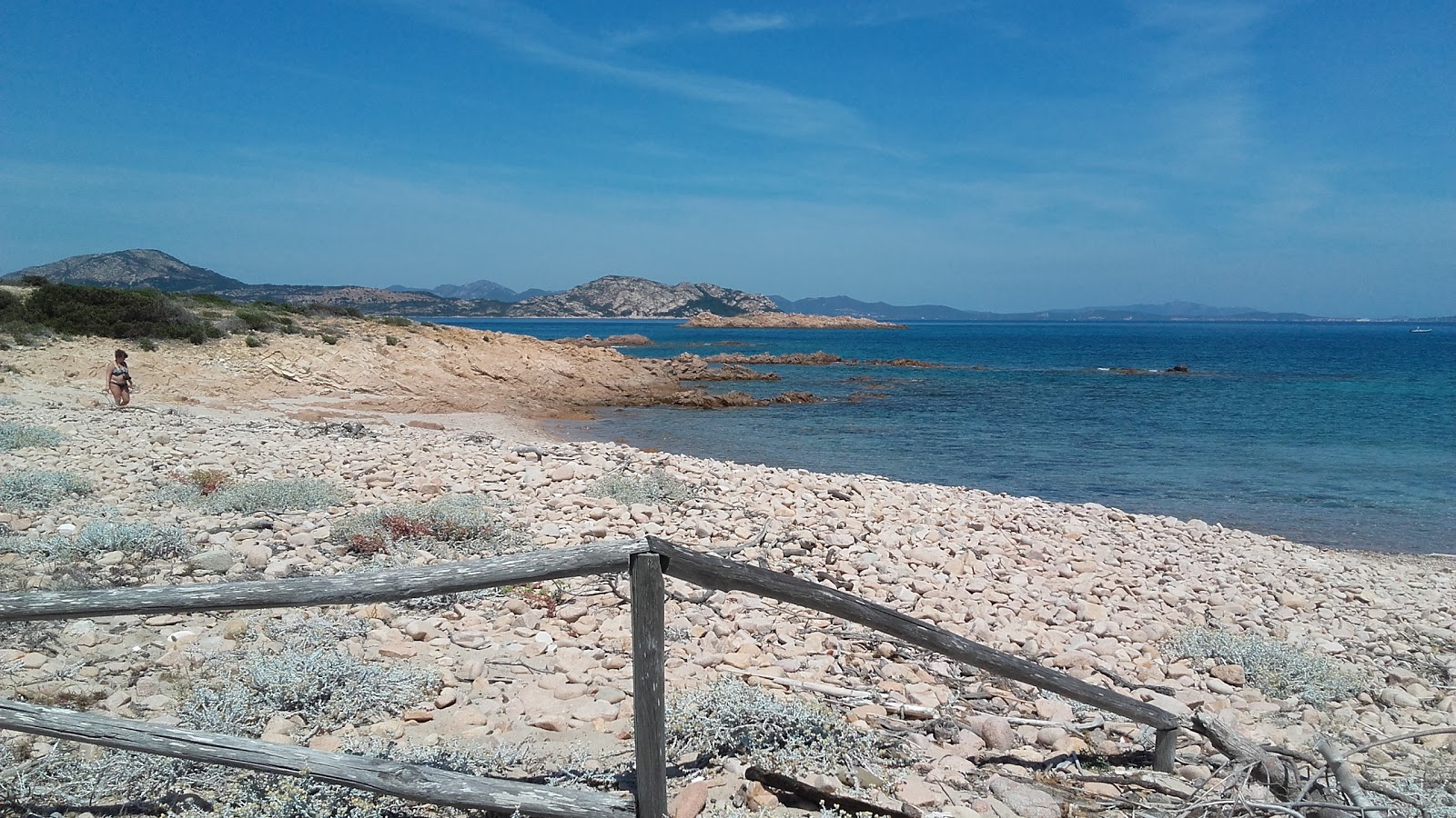 Foto di Spiaggia dell'isola dei Topi con una superficie del ciottolame