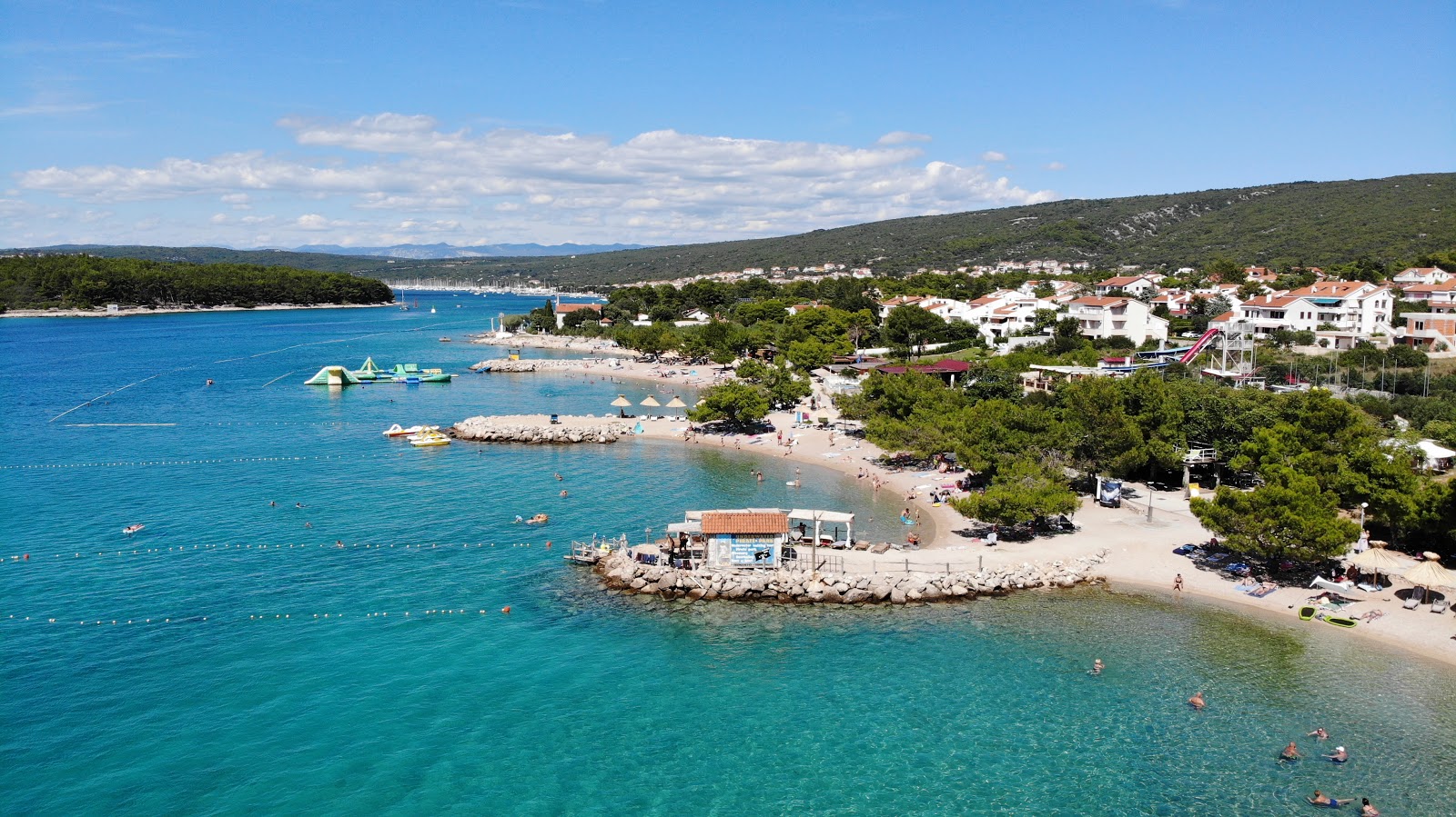 Foto di Punat beach II con una superficie del ciottolo fine bianco