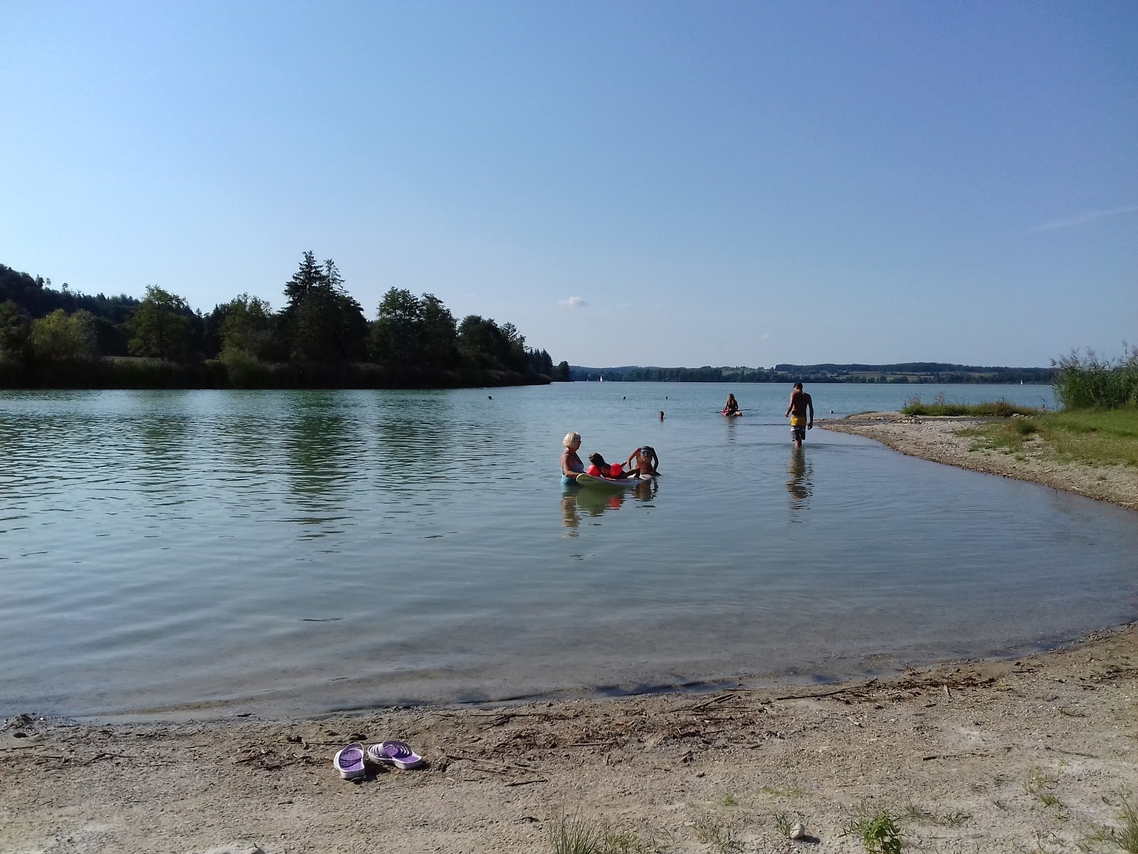 Hundestrand Salzachinsel的照片 带有碧绿色纯水表面