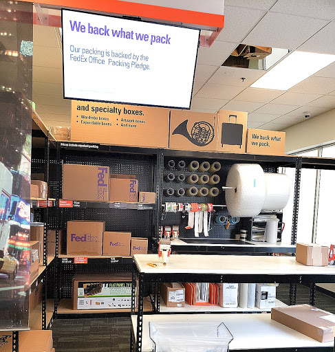 Print Shop «FedEx Office Print & Ship Center», reviews and photos, 2518 Green Bay Rd, Evanston, IL 60201, USA