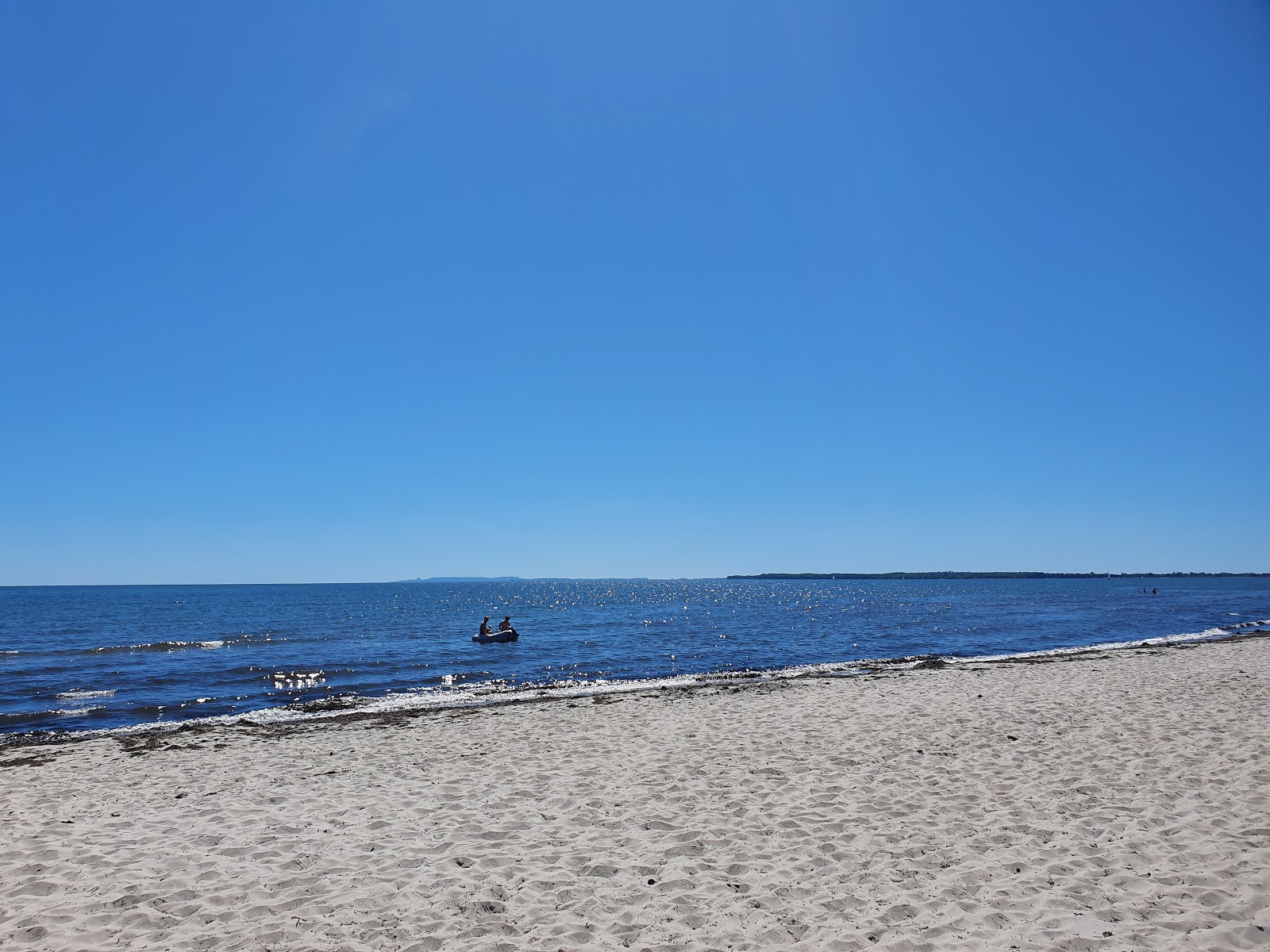 Valokuva Fed Beachista. pinnalla turkoosi puhdas vesi:n kanssa