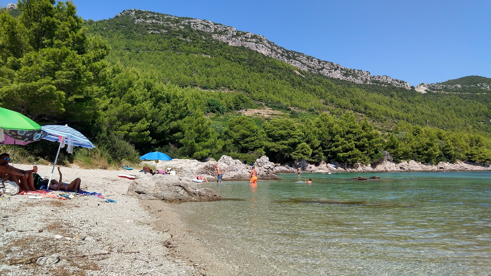 Foto von Zaglavak beach von Klippen umgeben