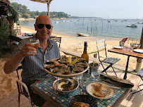 Plats et boissons du Bar-restaurant à huîtres Emile et une huître à Lège-Cap-Ferret - n°2