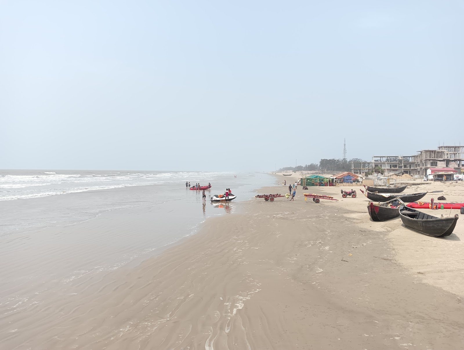 Foto de Mandarmani Beach com areia fina e brilhante superfície