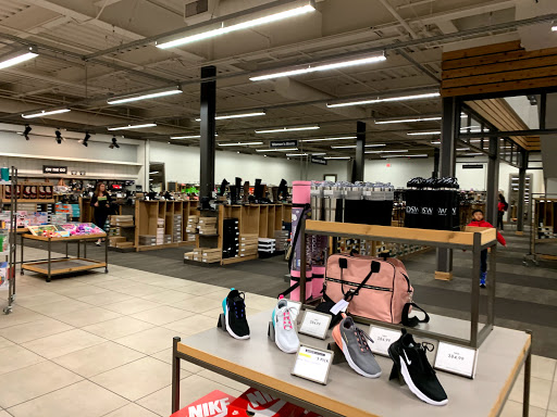 Shoe Store «DSW Designer Shoe Warehouse», reviews and photos, 21 W Hillsdale Blvd, San Mateo, CA 94403, USA