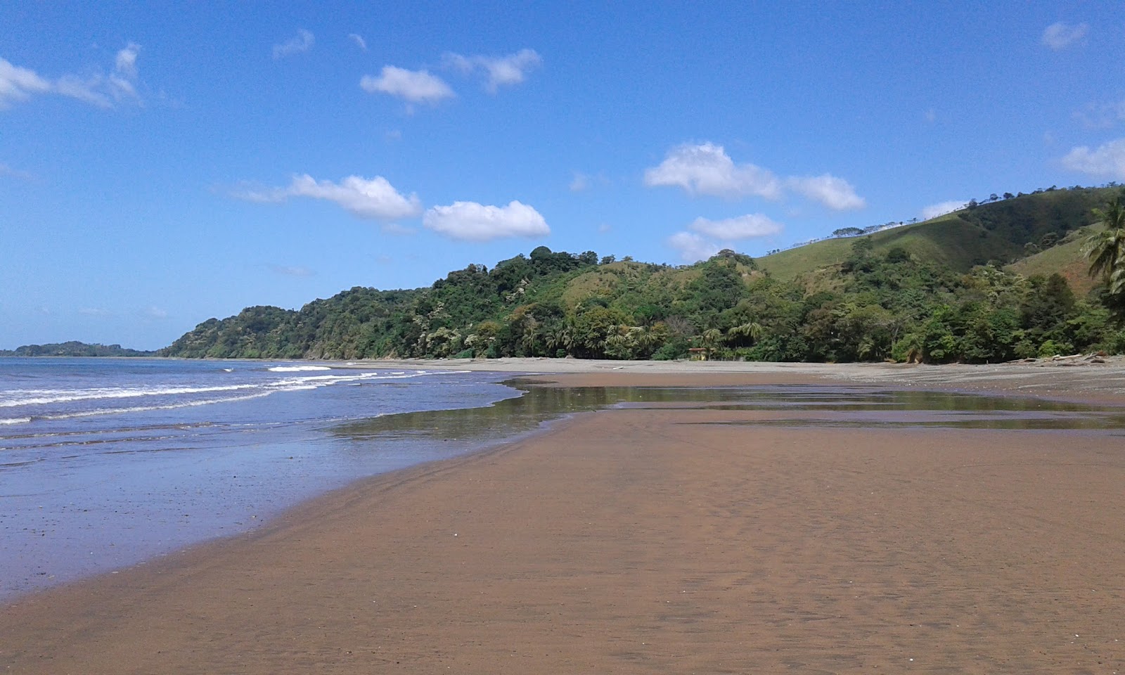 Foto di Malena Beach con una superficie del sabbia scura