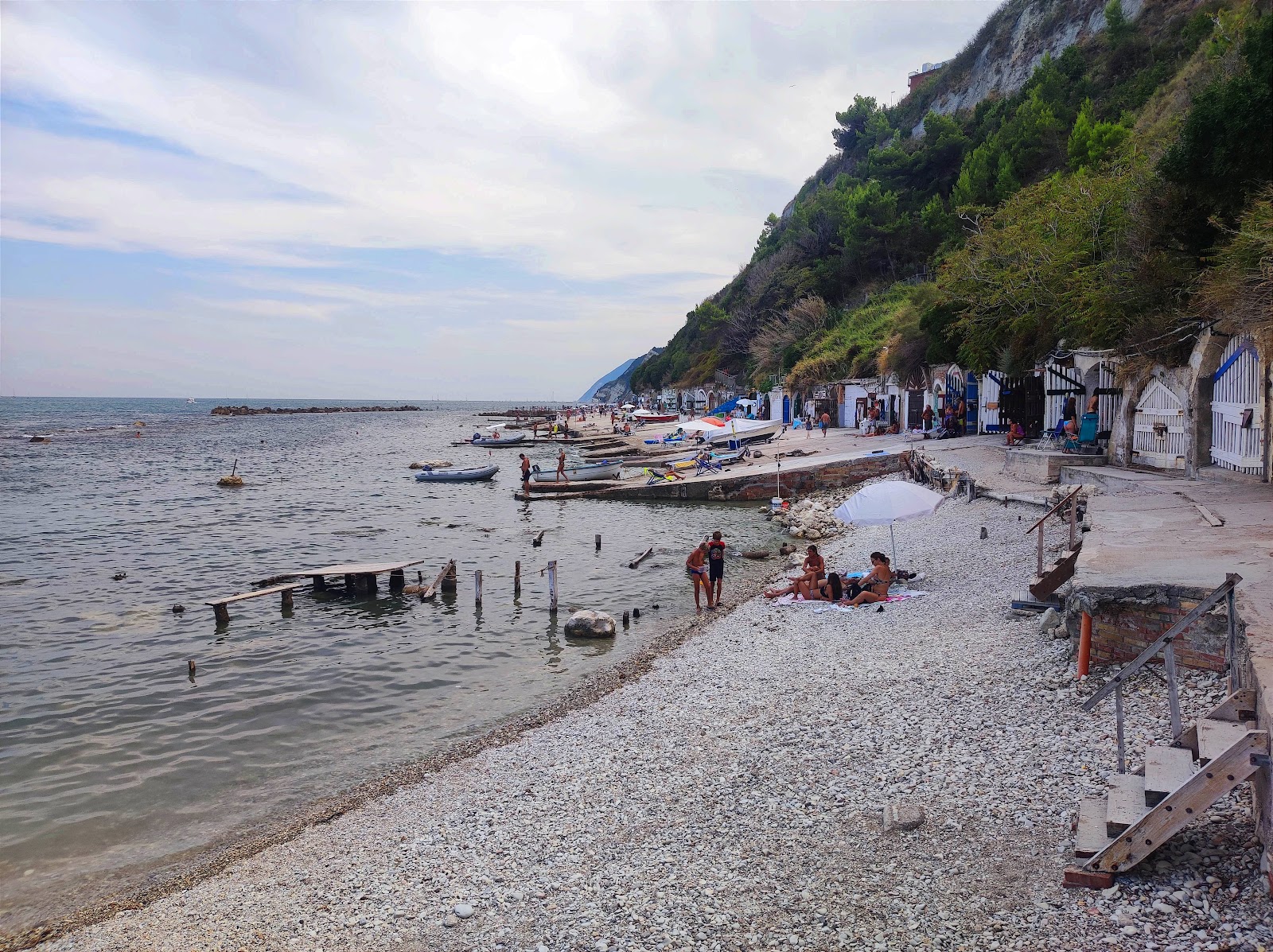 Spiaggia del Passetto的照片 背靠悬崖