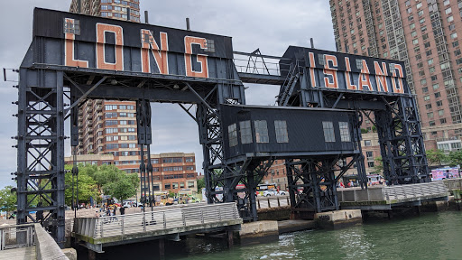 Gantry Plaza State Park image 6