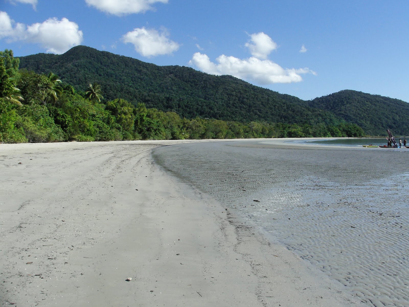 Cow Bay Beach'in fotoğrafı uçurumlarla desteklenmiş