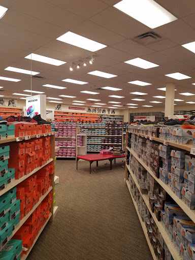 Shoe Store «Famous Footwear», reviews and photos, 123 Gravois Bluffs Plaza Dr, Fenton, MO 63026, USA